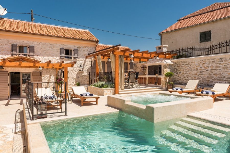 Villa Andriana mit Pool